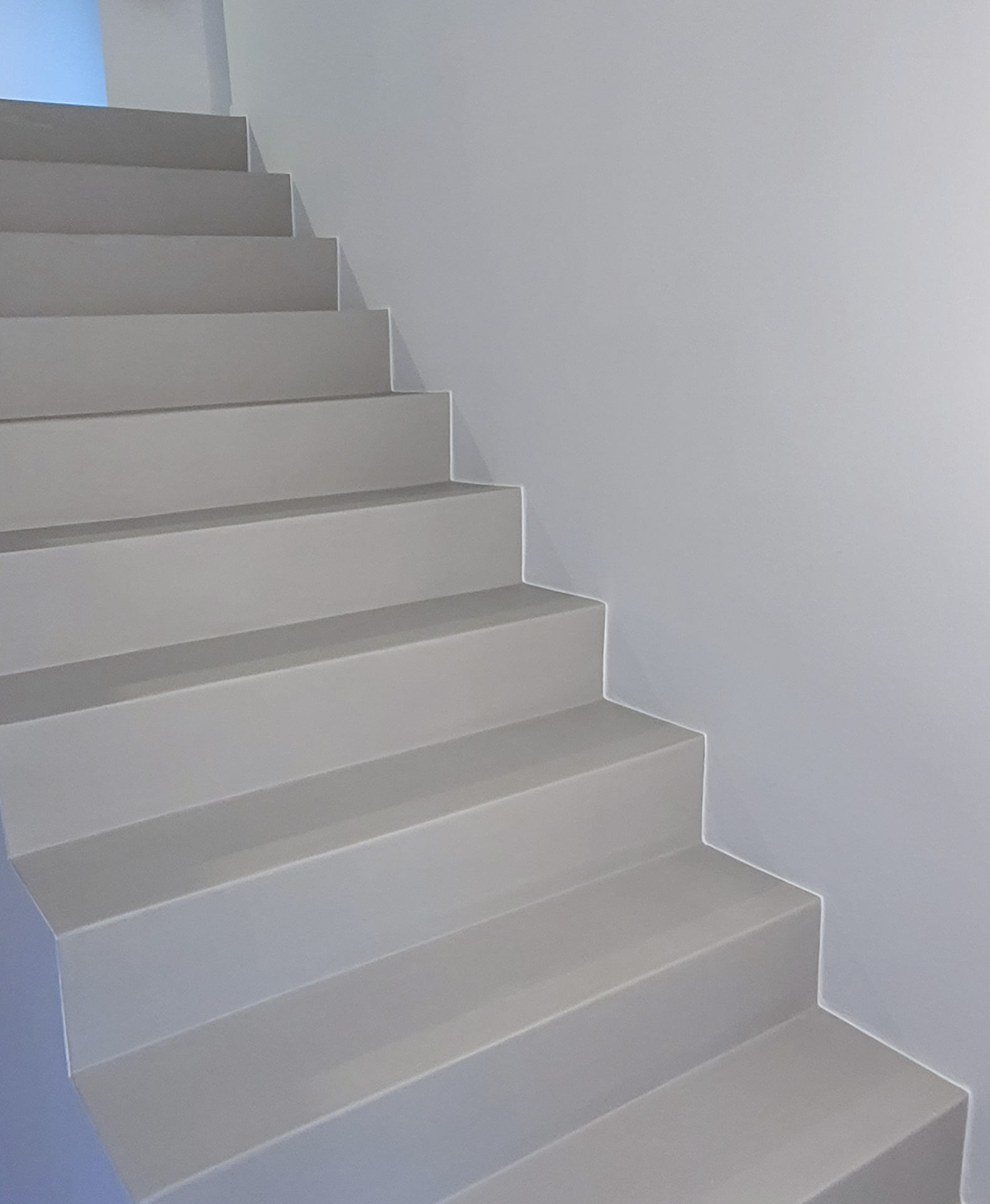 Beton-cire-treppe-renoviert-betonkonzept